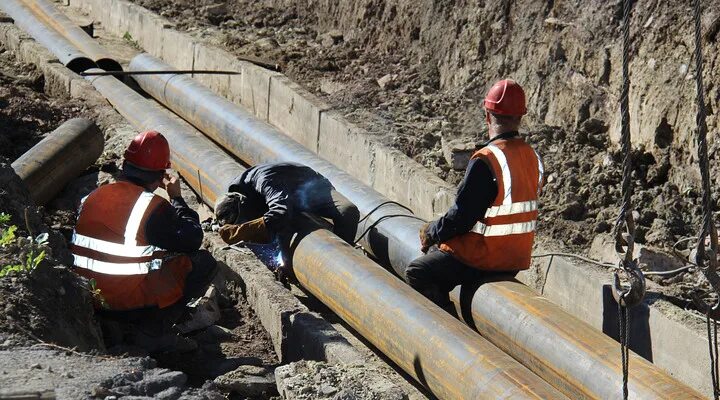 Обслуживание теплотрасс. Слесарь котельной. Обслуживание теплотрасс. Трубы теплосети. Ремонтные работы на тепловых сетях.