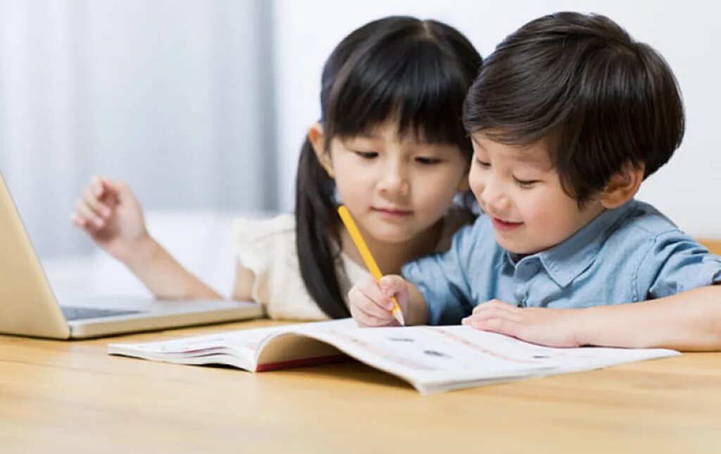 They doing their homework. Дети школа Азия. Дети азиаты для рекламы. Child doing homework. Ребенок с психологом Азиат.