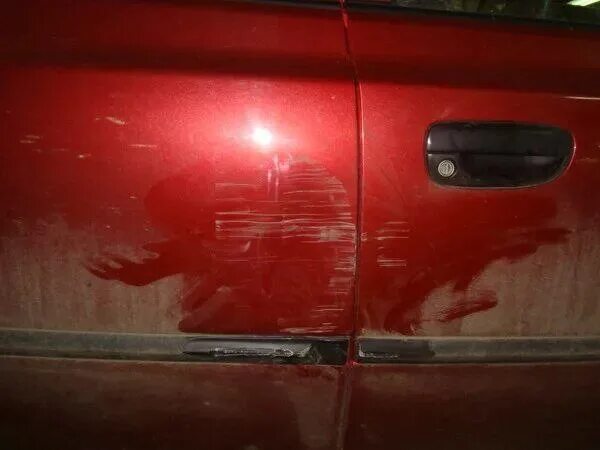 Царапина на машине. Поцарапал машину открывал дверь. Дверью царапают машину. Дверью царапают машину. Царапина на машине от двери.