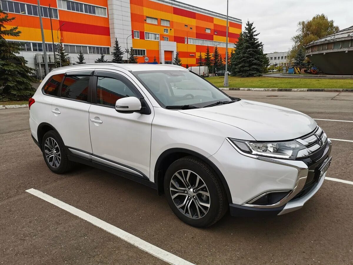 Mitsubishi outlander 2017. Mitsubishi Outlander 2017 белый. Митсубиси Аутлендер 2017 белый. Митсубиши Аутлендер 2017 года.