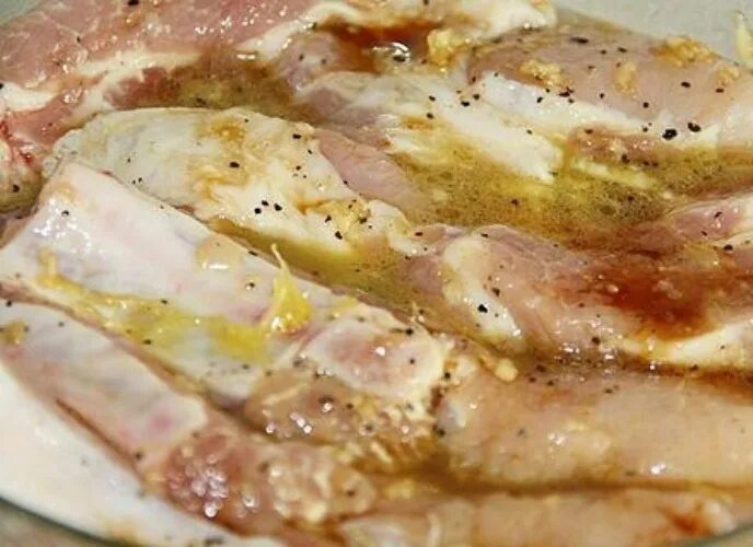 Корейка свиная в духовке рецепт целиком. Маринад для корейки свиной в духовке. Корейка свиная в маринаде. Мясо в маринаде для шашлыка. Корейка на косточке фаршированная шпинатом.