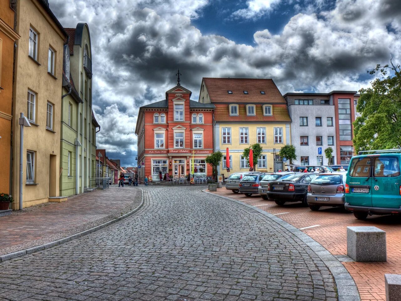 Красивые города улица. Современные улицы европы. Велодорожка на улице пятницкая. Пустая улица. Дороги в европе город.