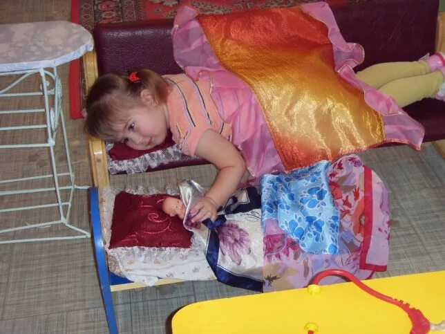 Сончас в детском саду. Тихий час в детском саду. Сон час в детском садике. Кровати для ясельной группы детского сада. Дневной сон в детском саду.