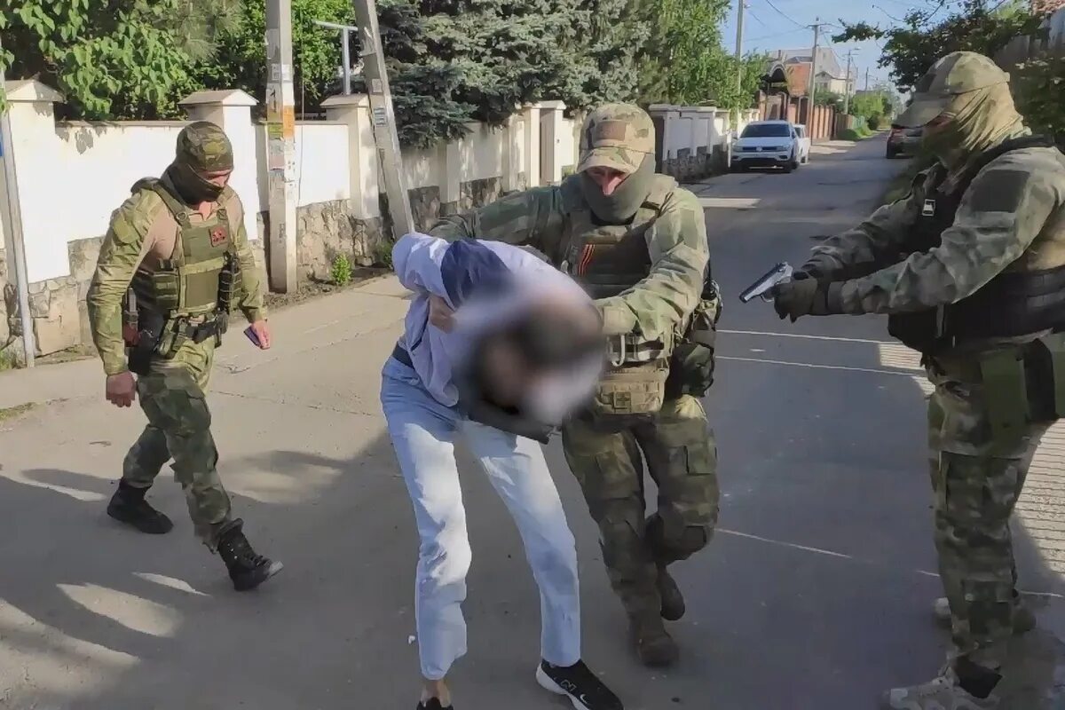 Оперативники задержание. Завербованный спецслужбами. Завербованный спецслужбами. Террорист за ноутбуком. Завербованный спецслужбами.