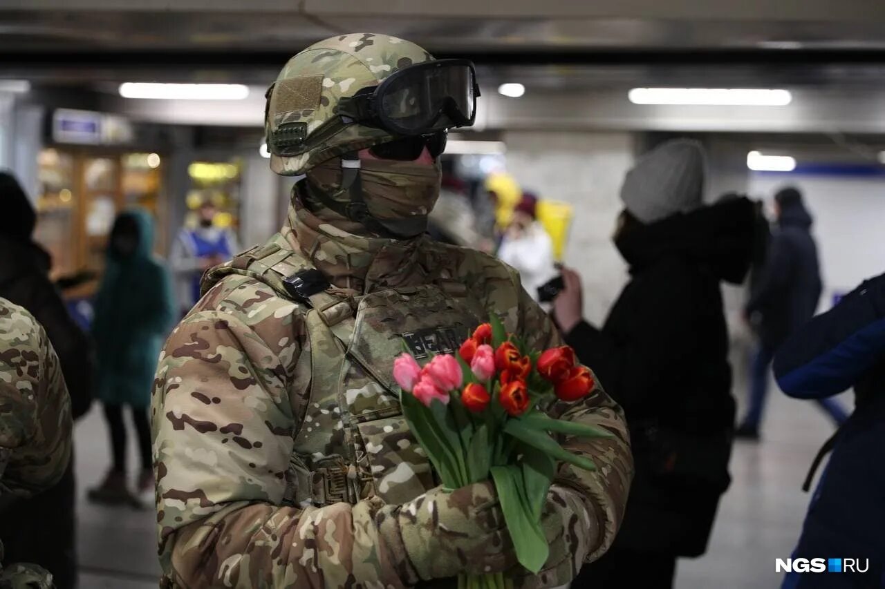 Омоновец с цветами. Спецназовец с цветами. Солдату дарят цветы. Солдату дарят цветы. Девочка дарит цветы солдату.