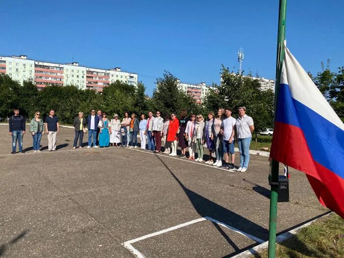 Поднять государственный флаг. Подъем флага в школе. Поднятие российского флага. Флаг школы. Церемония поднятия флага.