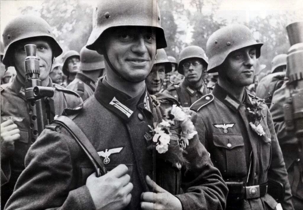 Центр вермахта. Солдаты вермахта в берлине. немецкий солдат вермахта. вермахт 2 мировая война. солдаты германии второй мировой войны.