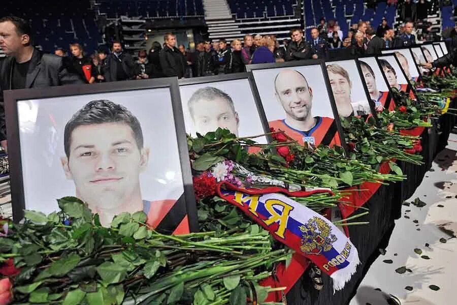 Хоккейная команда локомотив ярославль катастрофа. Локомотив ярославль траур. Трагедия локомотив як 42 ярославль. Локомотив ярославль трагедия 2011. 14 сентября 2011.