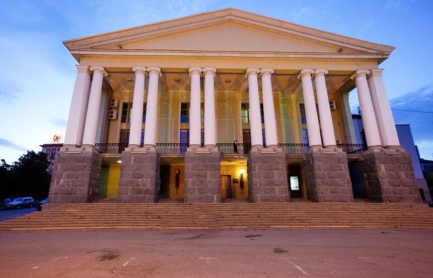 Музкомедия волгоград зал. Здание театра музыкальной комедии волгоград. Муз театр волгоград. Музыкальный театр волгоград. Музкомедия волгоград адрес.