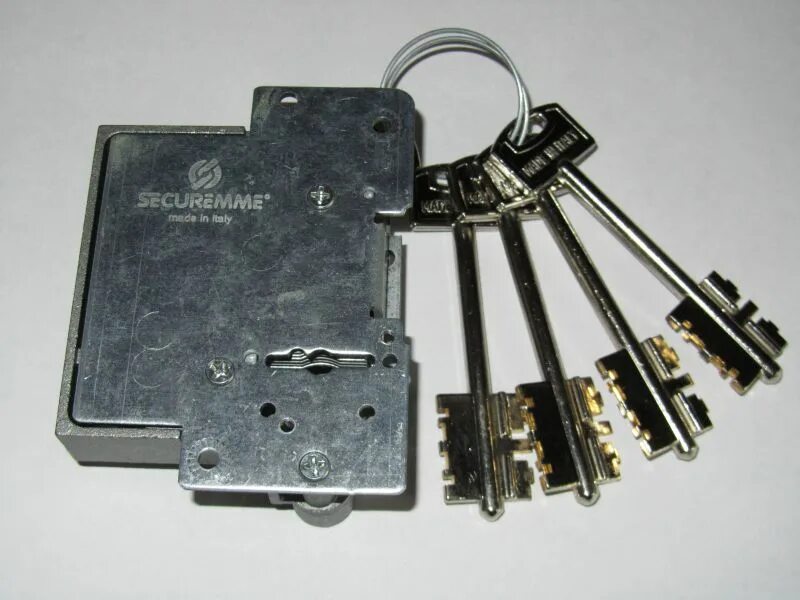 5. Фирма замков. Фирма замков. 60. Ключи от висячего замка фирмы febi.