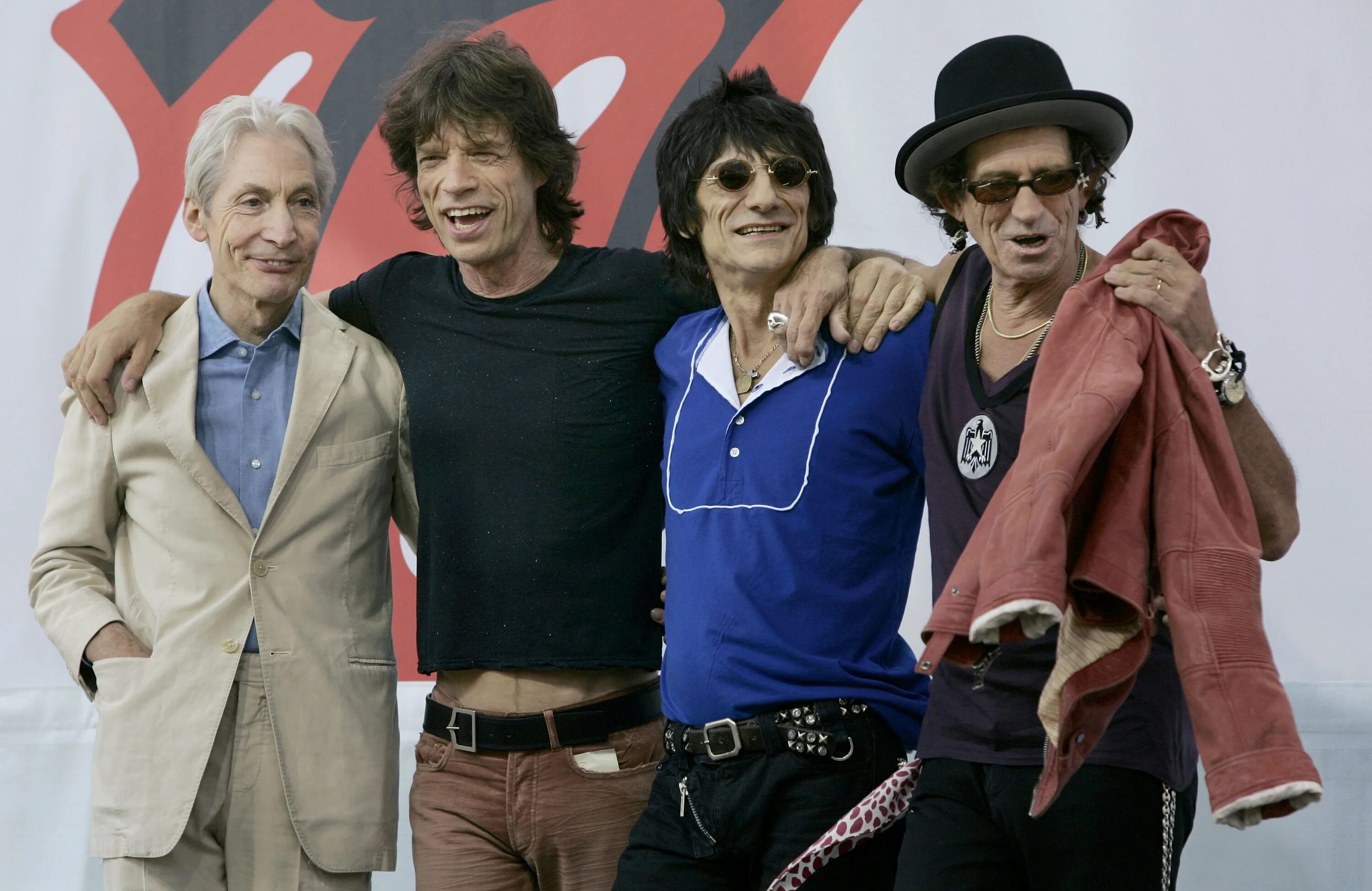 Stones 2021. Роллинг стоунз Чарли. Чарли Уоттс Rolling Stones. Чарли Уоттс и Мик Джаггер. Барабанщик Роллинг стоунз.