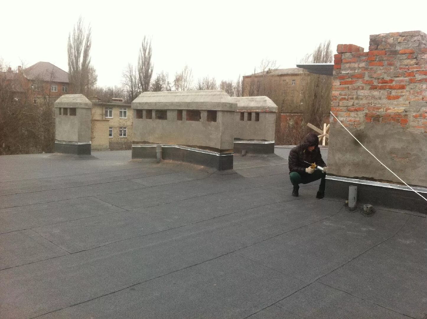 Ремонт кровли в ростове на дону. Юг кровля дербент. Ремонт кровли в ростове на дону. На крыше. Крыша индустриальная.