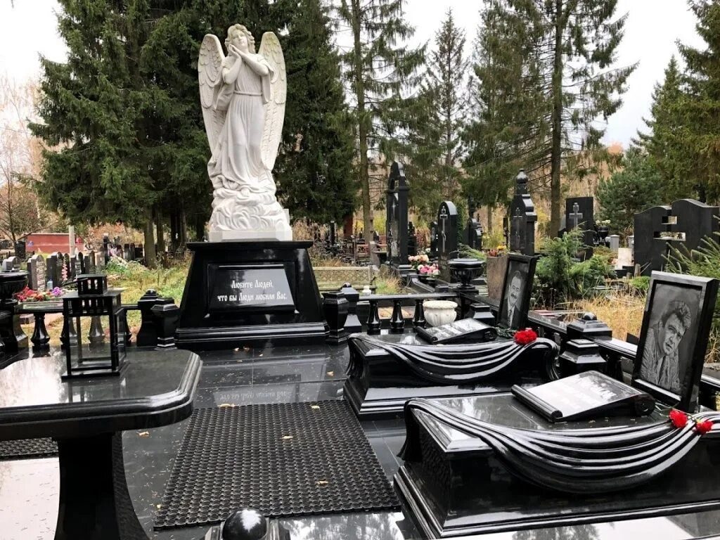 Красивые могилы. Памятник из гранита на могилу для двоих. Памятники на могилу. Памятники элитное кладбище москва. Лучшие надгробия.