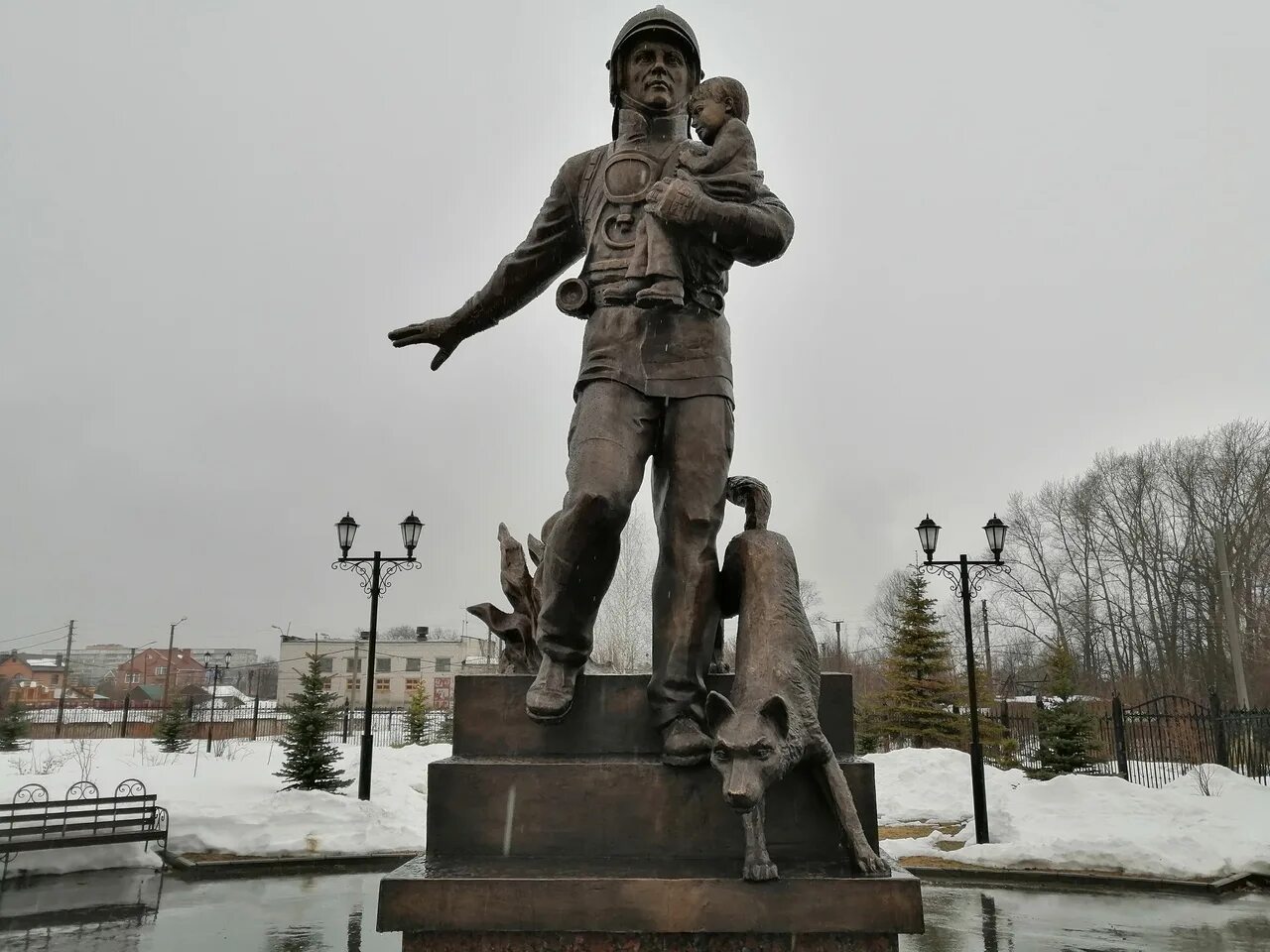 Памятник сотрудникам мчс в москве. Памятник сотрудникам мчс в москве. Памятник спасателям в новосибирске. Памятник спасателям мчс. Памятник спасателям в москве.