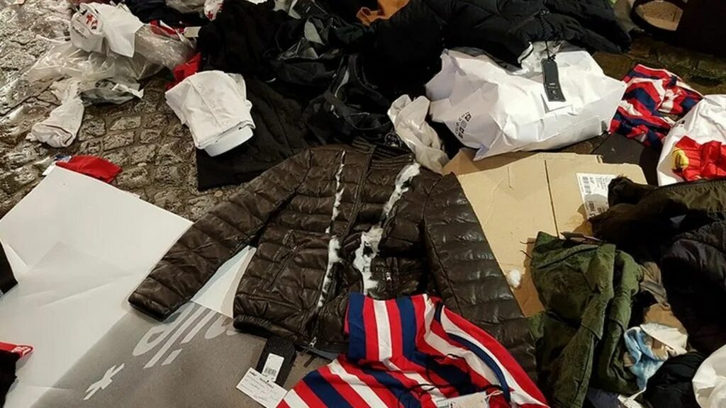 Разрезал одежду. Разрезал одежду