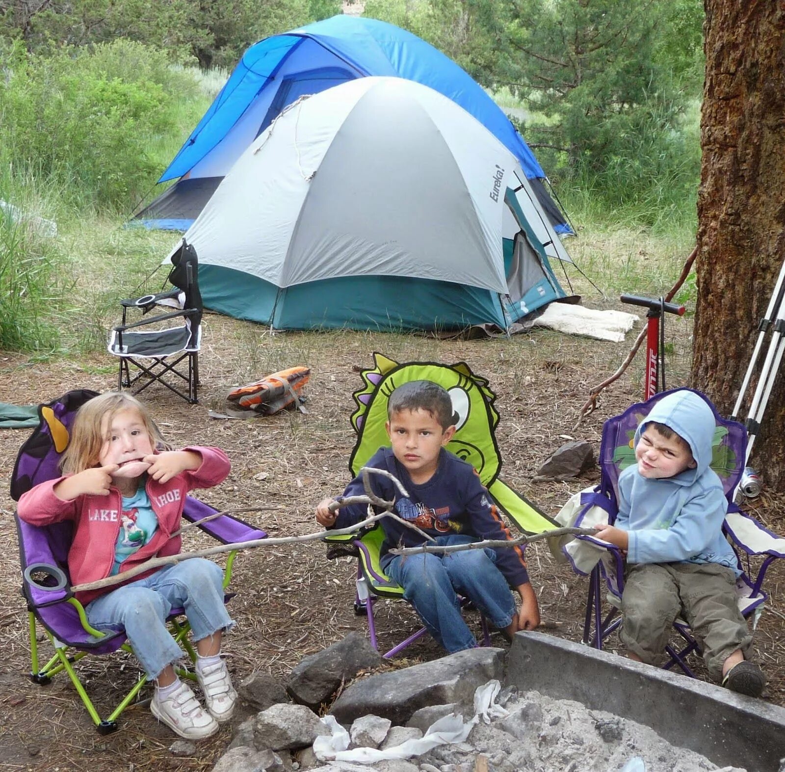 New age camp. Детский кемпинг. family with kids outdoor camping. кемпинг с собакой. парадром чегем кемпинг.