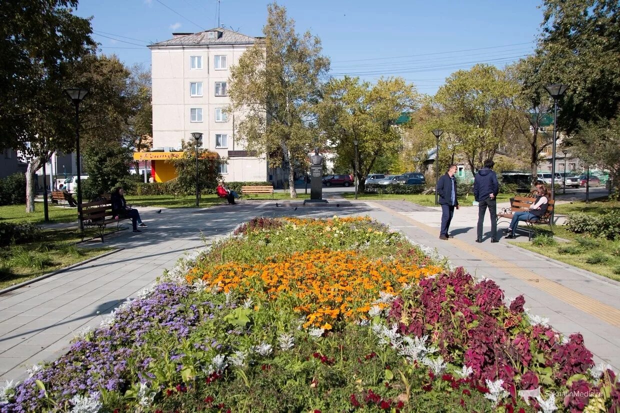 Город Южно-Сахалинск. Сквер Крузенштерна Южно-Сахалинск. Южно Сахалинск летом. Южно-Сахалинск центр города. Сайт город южно сахалинск