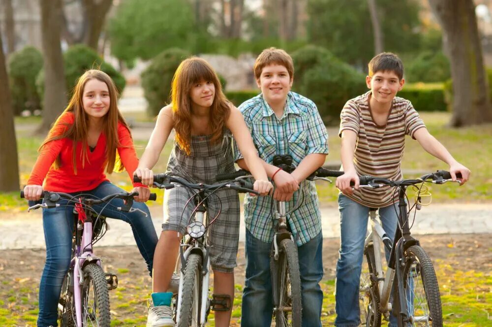 Teenager topic. Подросток на велосипеде. Увлечения подростков. Прогулка подростков. Счастливые подростки.