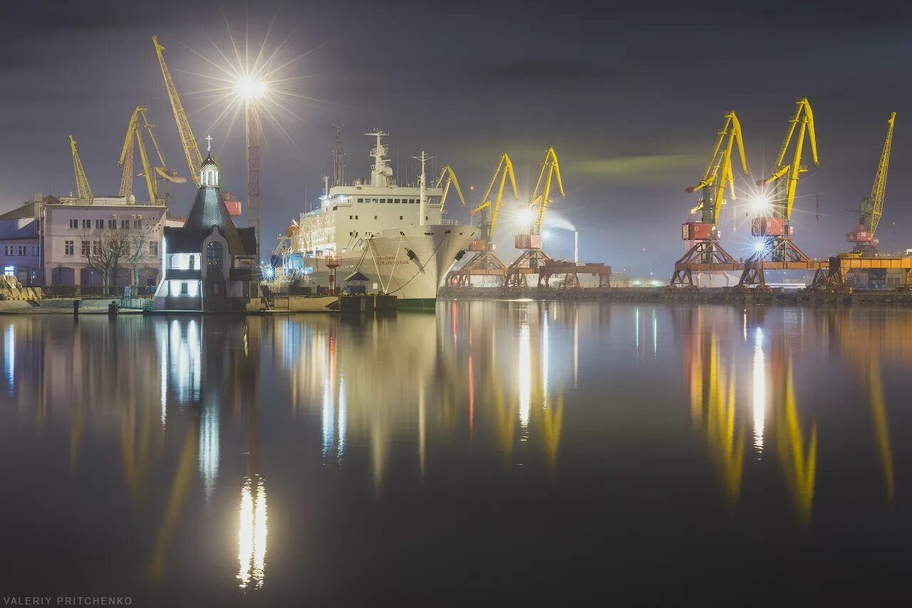 кроншлот судно дноуглубительное. работа в калининграде в порту. морской торговый порт калининград. порт калининград. работа в калининграде в порту.