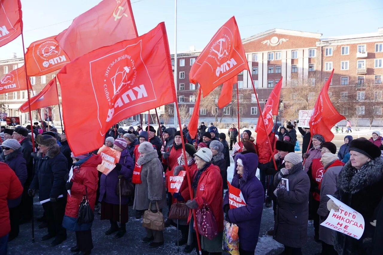 Митинг коммунистов в Германии. Митинг коммунистов. Ленин КПРФ. Памятник Ленину митинг КПРФ.