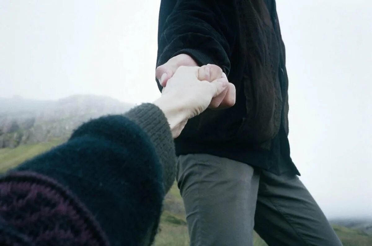 Парень держит девушку за руку. Мужчина ведет за руку. Руки влюбленных. Парень и девушка держатся за руки.