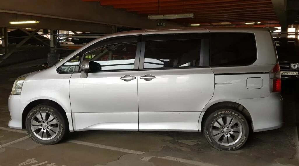 Диски toyota voxy 2014. Тойота ноах на дисках. Тойота вокси колеса. Тойота вокси 70. Тойота вокси колеса.