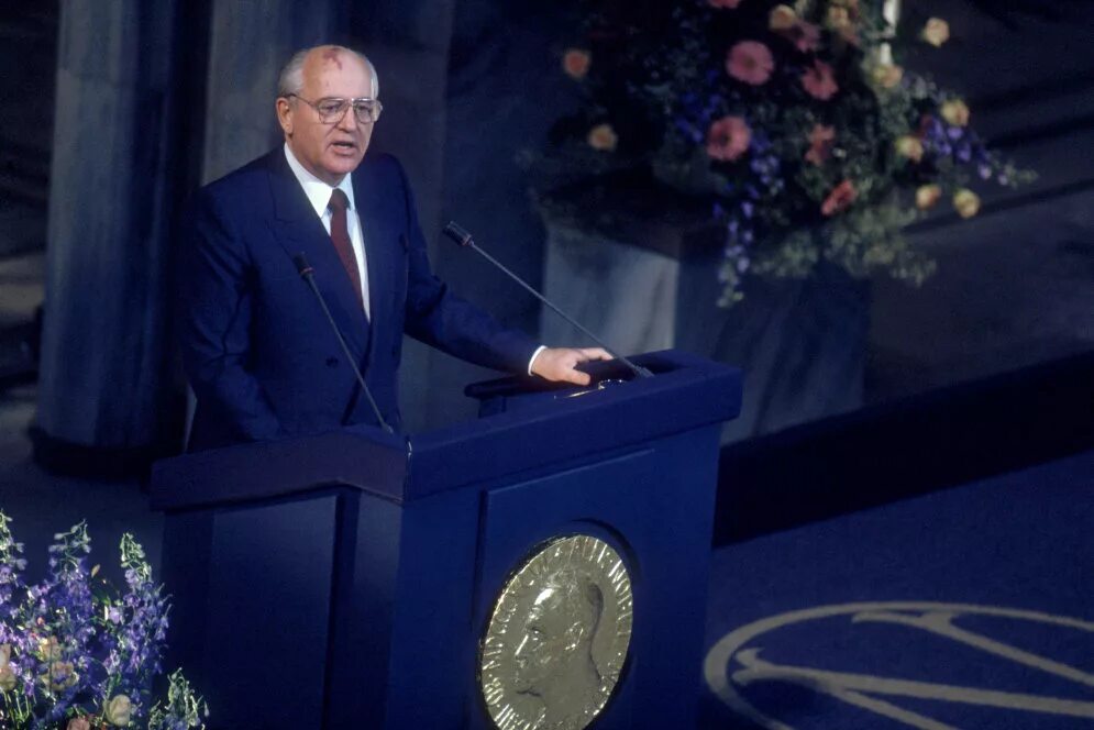 3 октября 1990. Горбачев лауреат Нобелевской премии.