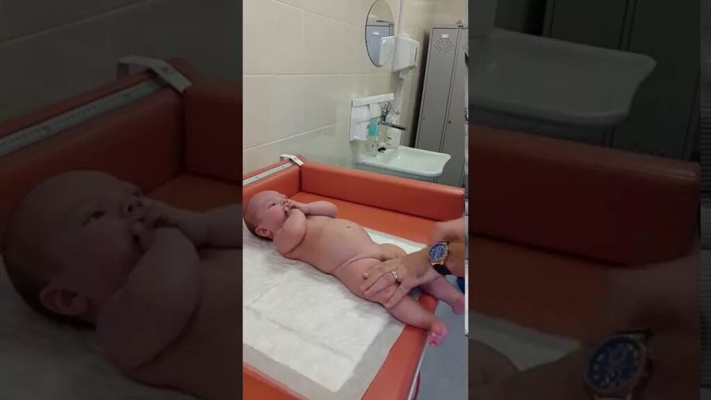 Можно ли высаживать ребенка. Когда можно усаживать малыша. во сколько месяцев присаживают мальчиков. высаживание грудничка в 2 месяца. со скольки месяцев присаживают девочек.