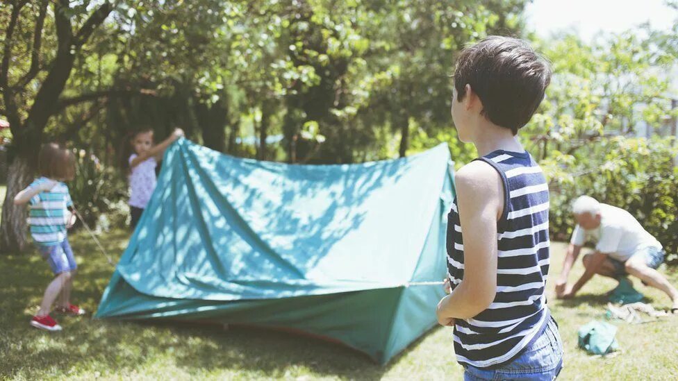 French brothers. Pitching Tents. Pitch a Tent. Мужчина строит палатке. Put up a Tent.