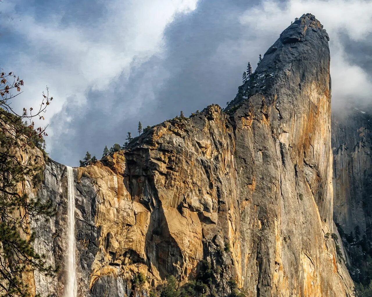 Е скал. Каменный утес карелия. ровные скалы утес челябинск. скала суалташ. гранитная отвесная скала.