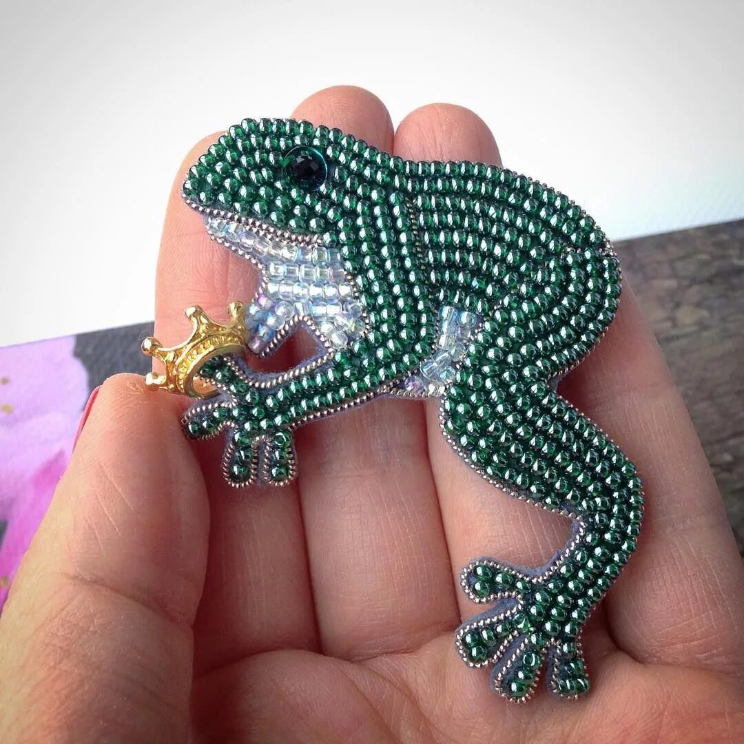 бисероплетение для детей. плетение бисером лягушка. плетение бисером лягушка. лягушка из бисера. бисероплетение для начинающих.