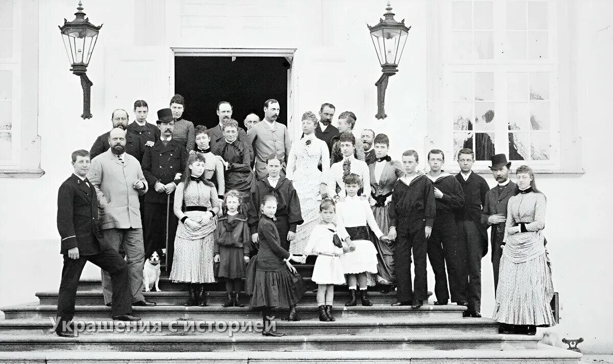 Аристократы 200 лет назад. Дом лузиных уфа. 1888 год семья. Викторианская семья 1885. Старые семейные портреты.