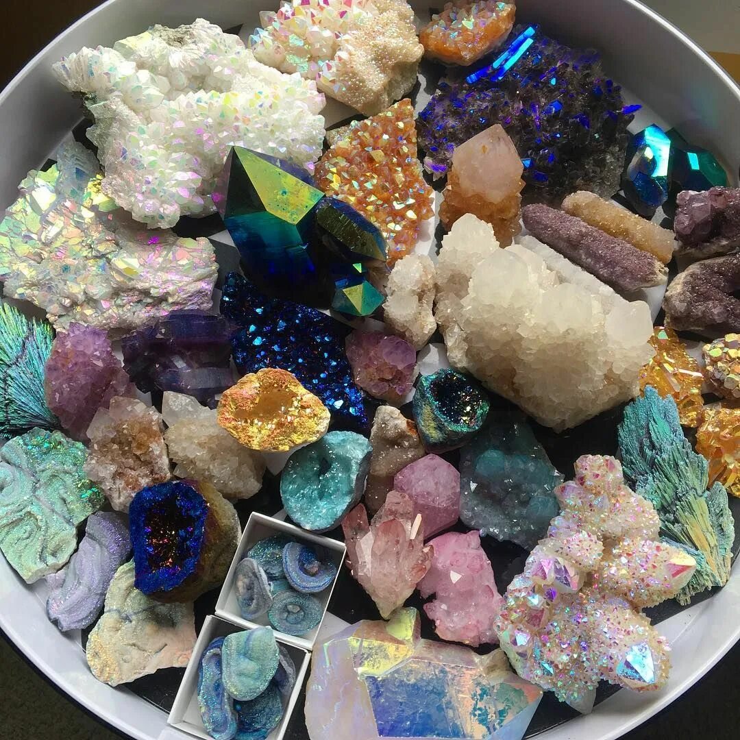 Разнообразные минералы. Красивые камни. красивые камушки. минералы камни. композиция из минералов.