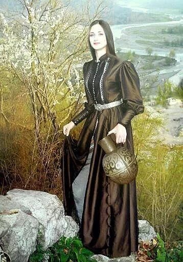 Девушки абхаз. Таймасха гехинская гехинская. абхазские женщины. абхазский костюм женский. абхазская девушка в национальном костюме.