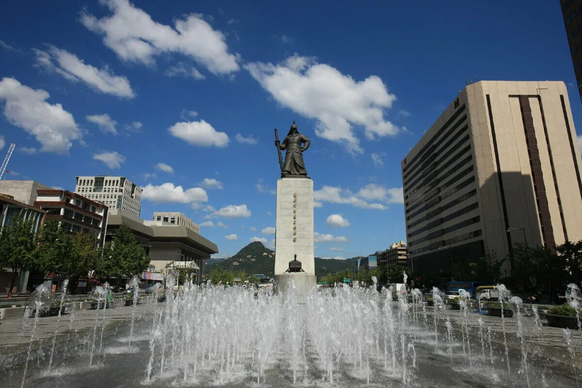 Ли сун сине. Памятник Кванхвамун Сеул. Адмирал ли Сун син. Ли Сунсин памятник в Сеуле. Сеул памятник адмиралу у.