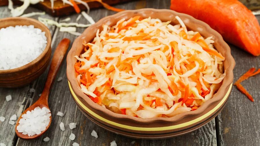 После квашеной капусты. Sauerkraut – квашеная капуста.. . Шома капуста (квашеная капуста). Квашеная капуста на тарелке. Капуста квашеная с морковью на тарелке.