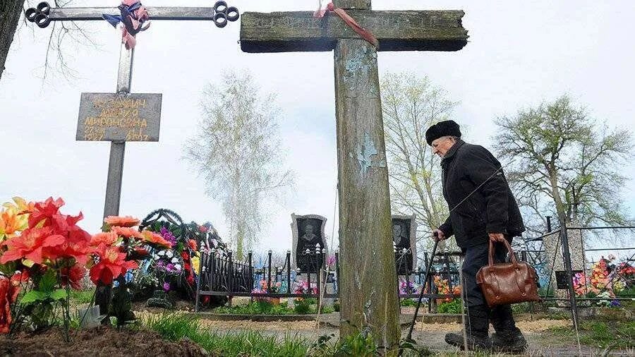 Когда идти на кладбище после пасхи. Радоница гробки. радоница на кладбище. 28 апреля радоница. гробки праздник.