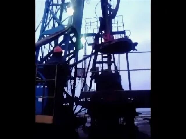 Крс нефтяных скважин. Упа-100 буровая установка. Насос для тампонажа. Мастер по капитальному ремонту скважин. Капитальный ремонт скважин фото.