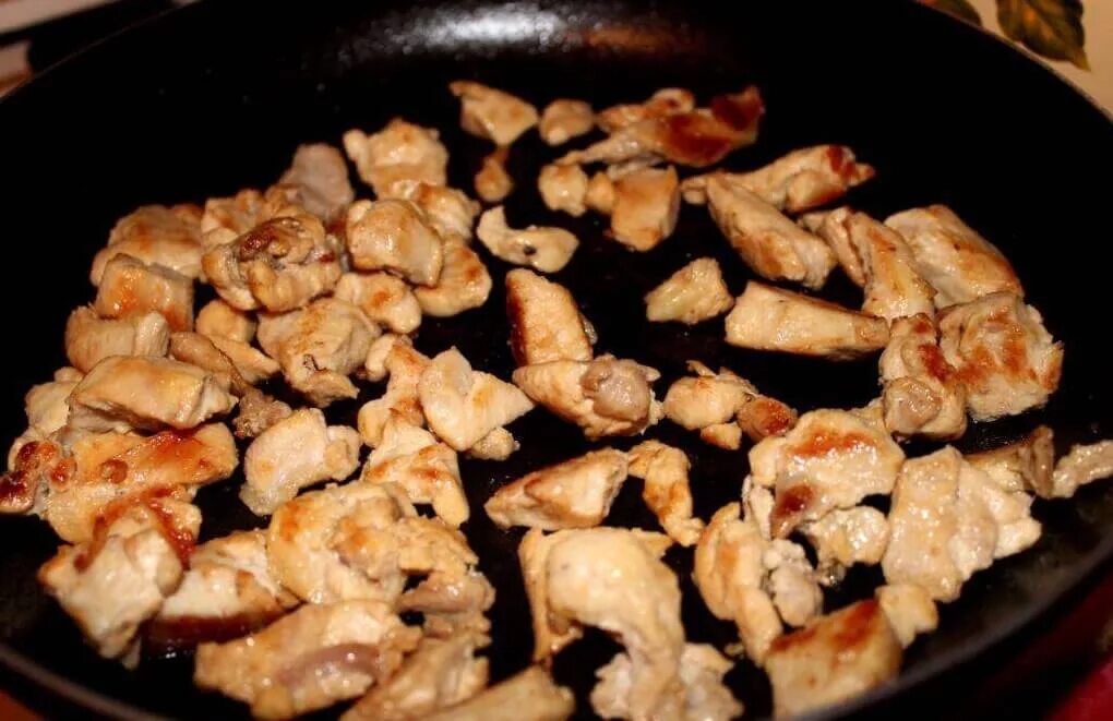 куриное филе кусочками. куриная грудка жареная на сковороде. куриное филе на сковороде. сколько жарить филе курицы кусочками. обжаренные кусочки курочки.