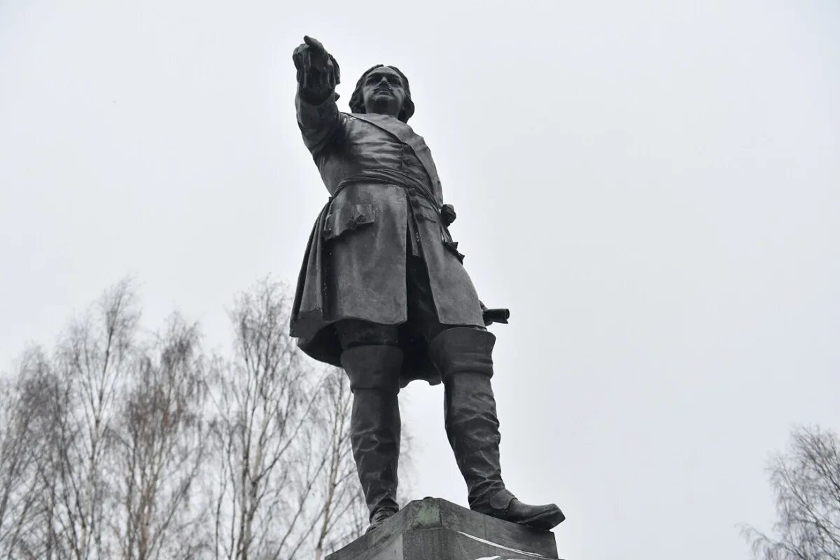 Почему стоит памятник петру 1 в петрозаводске. Памятник Петру 1 в Петрозаводске. Набережная Петрозаводска памятник Петру. Памятник императору Петру великому основателю Петрозаводска.