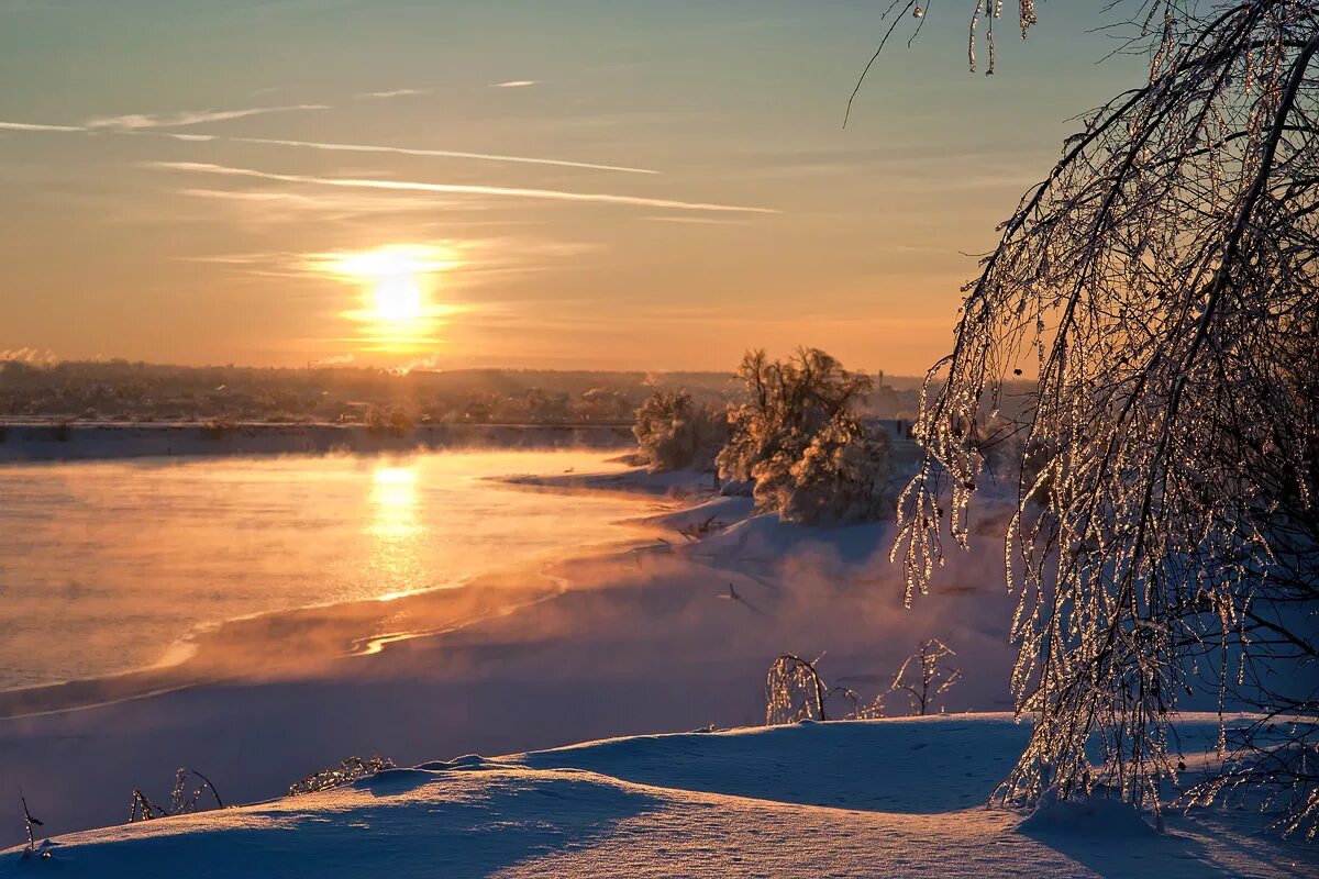 В морозные дни солнце восходит в тяжелом. Зимнее утро. Морозное утро. Раннее зимнее утро. Раннее утро зимой.