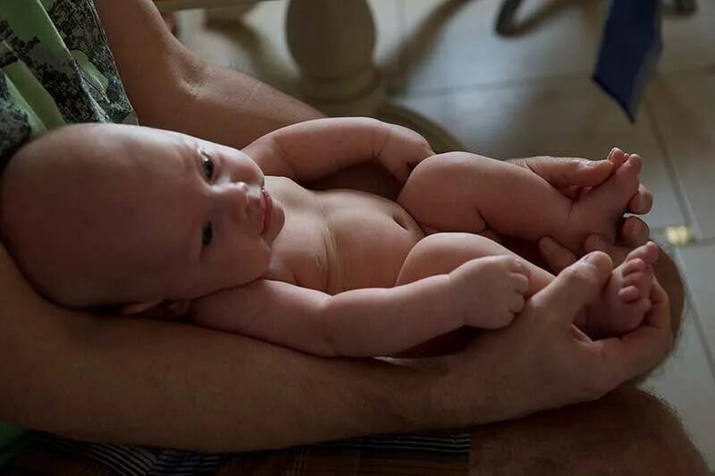 Высаживание новорожденного. Высаживание грудничка. Поза высаживания новорожденного. Ввсаживающая поза младенец.