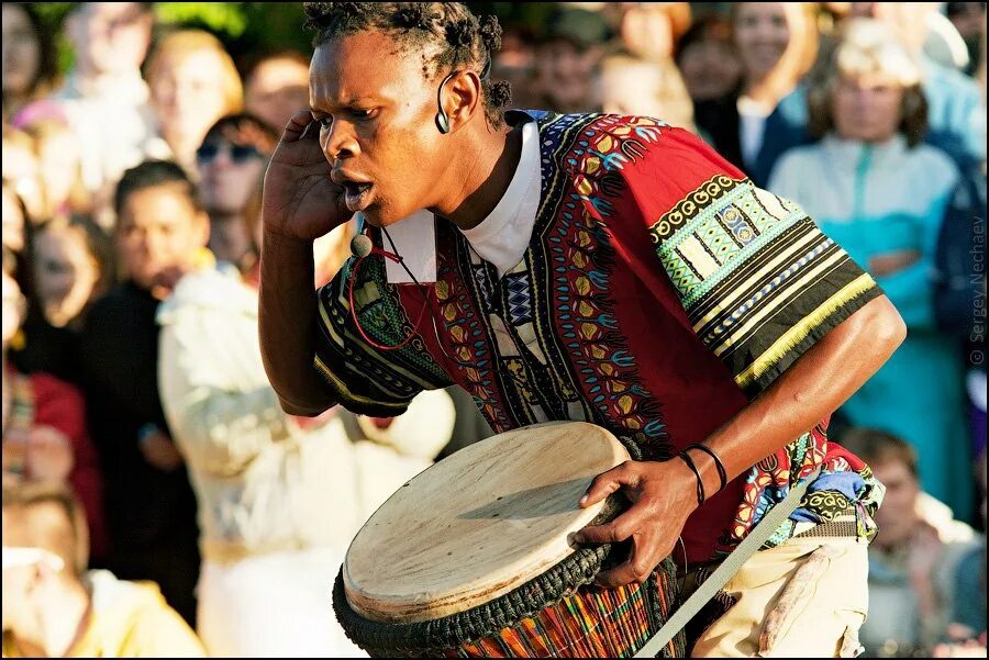 Музыкальный инструмент африки сообщение. Африканский барабан. Африканские музыканты. Африканцы с барабанами. Музыканты африканцы.