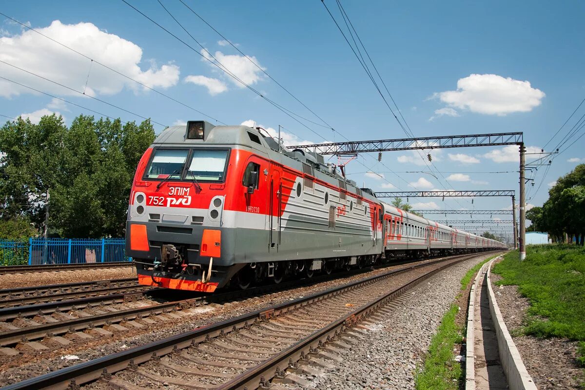 Ржд электричка новосибирск. Электровоз эп1м Нижний Новгород. Эп1м-752. Локомотив эп1м. Эп1м с пассажирским поездом.