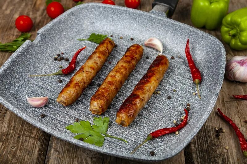Как жарят свиные купаты. Купаты грузинские. купаты с моцареллой. купаты в грузии. купаты на гриле электрическом.