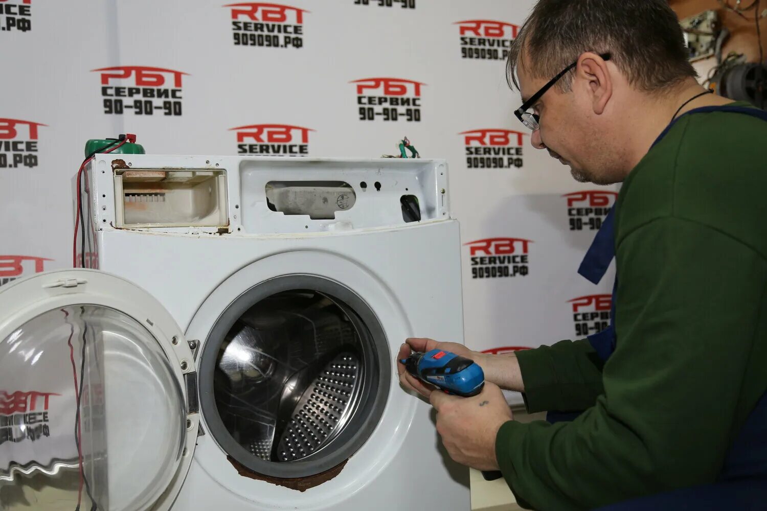 мастер по ремонту стиральных машин. стиральная машина. ремонтирует стиральную машину. починка стиральной машины. мастер по ремонту стиральных машин в оренбурге.