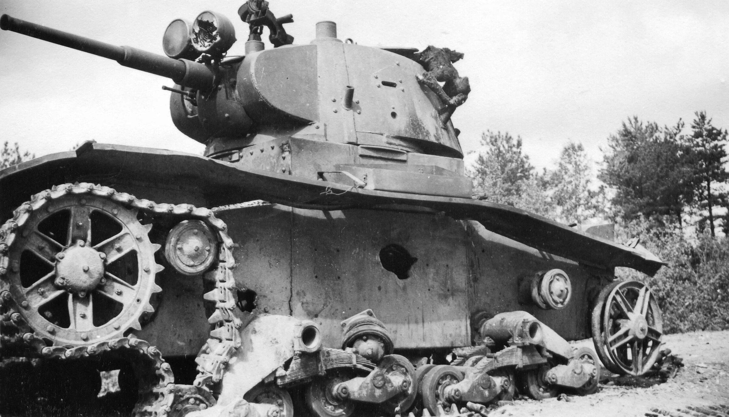 Какие танки были в начале войны. Подбитый танк т-26. Т 26 1941. Подбитые советские танки 1941. Т26 ВОВ.