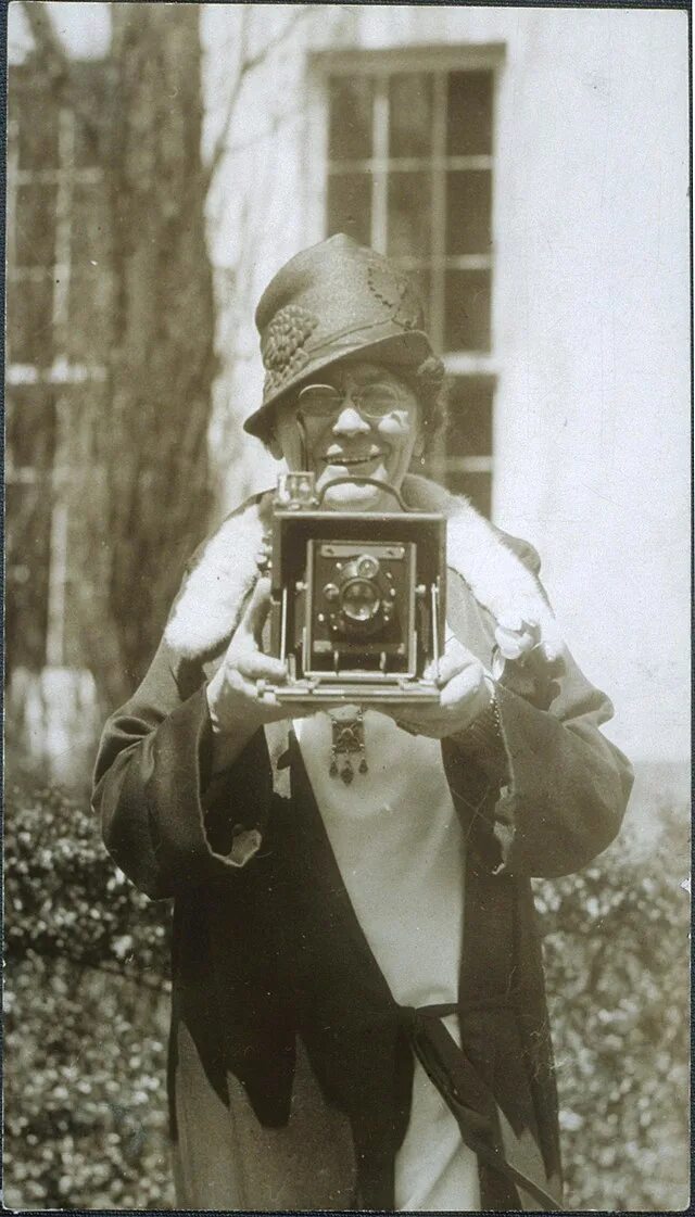 Молодой старую на камеру. Jessie Tarbox Beals. Джесси Тарбокс Билс фотограф. Самая Старая видеокамера. Фотографии на старый фотоаппарат.