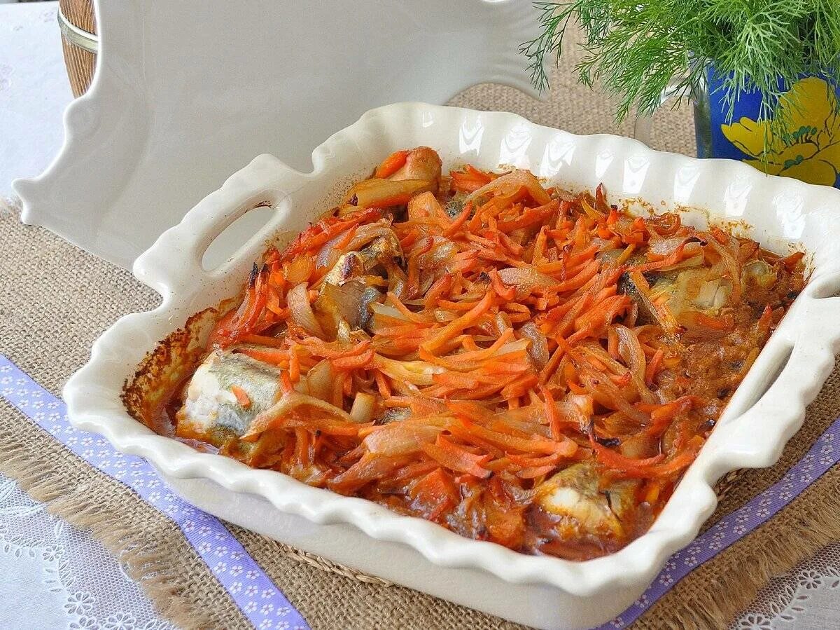 Рецепты рыбы с морковью. Минтай в духовке с морковью и луком. рыба в маринаде с морковью. минтай с морковью и луком.