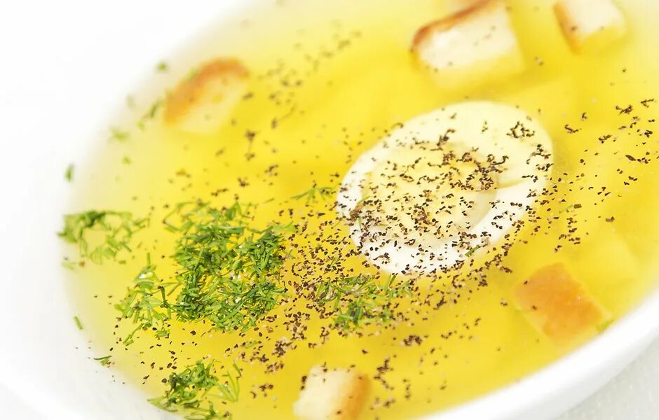 Куриный бульон как использовать. Куриное консоме. куриный бульон. куриный бульон с яйцом. куриный бульон с гренками.